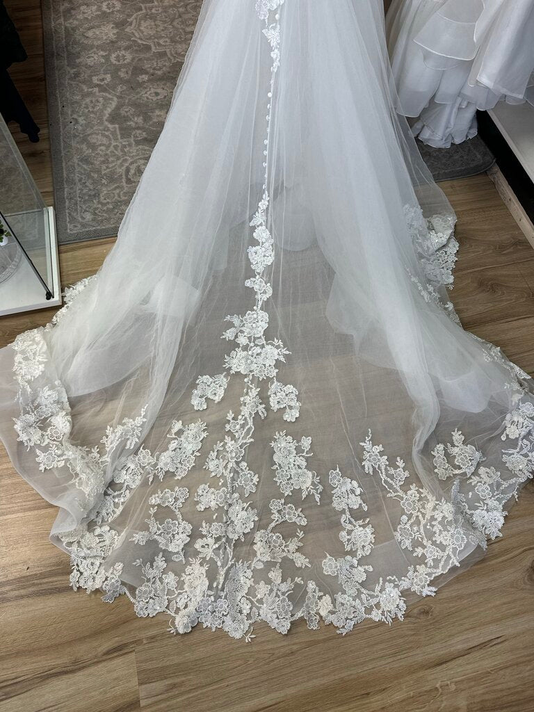 Allure Bridals Ivory Beaded Lace V Neck Fit and Flare Bridal Gown 6