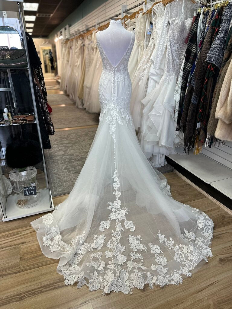 Allure Bridals Ivory Beaded Lace V Neck Fit and Flare Bridal Gown 6