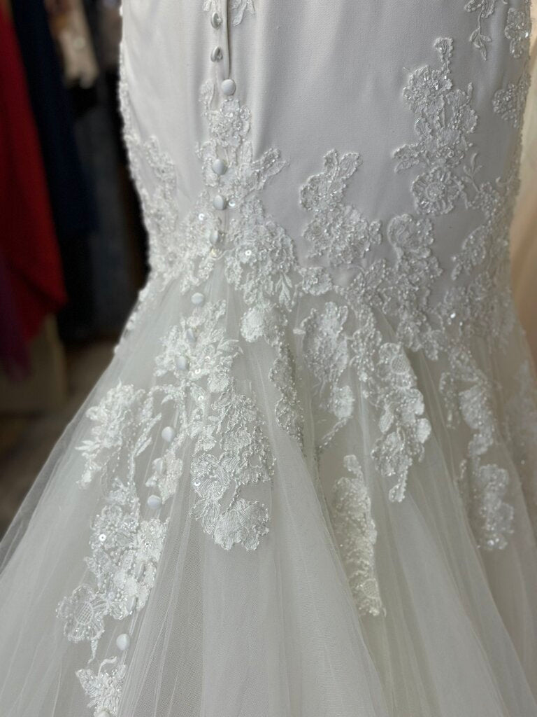 Allure Bridals Ivory Beaded Lace V Neck Fit and Flare Bridal Gown 6