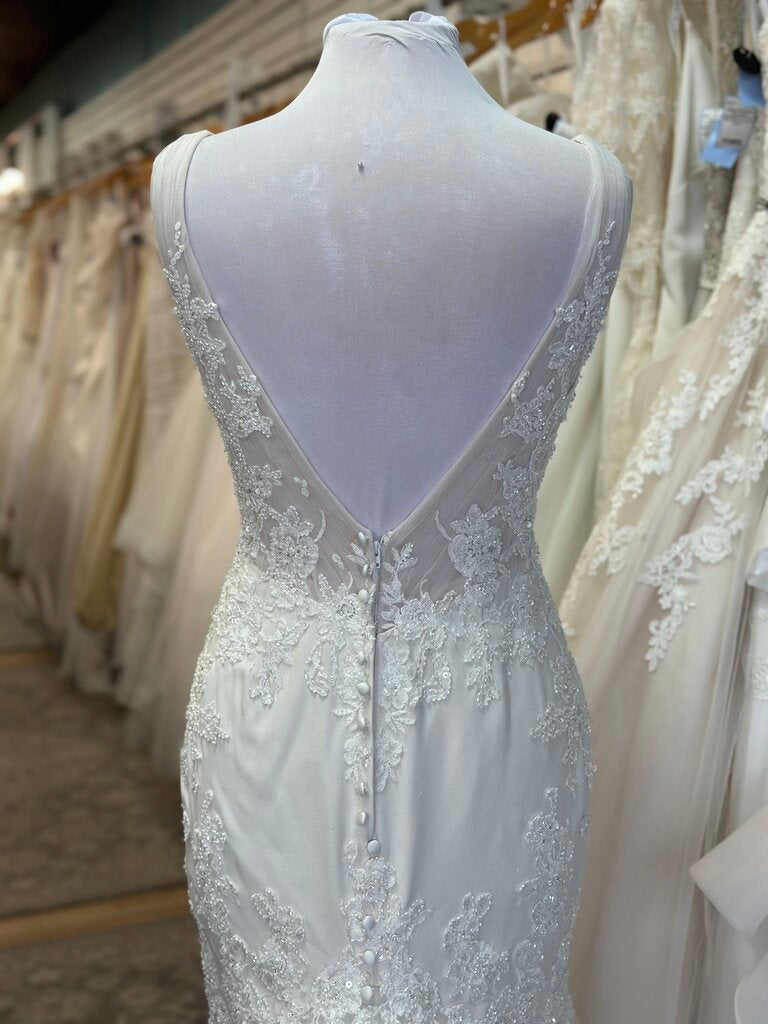 Allure Bridals Ivory Beaded Lace V Neck Fit and Flare Bridal Gown 6