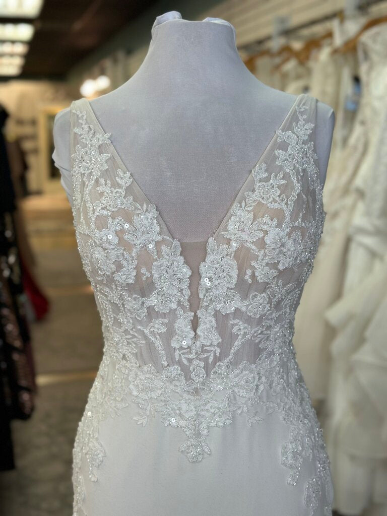 Allure Bridals Ivory Beaded Lace V Neck Fit and Flare Bridal Gown 6