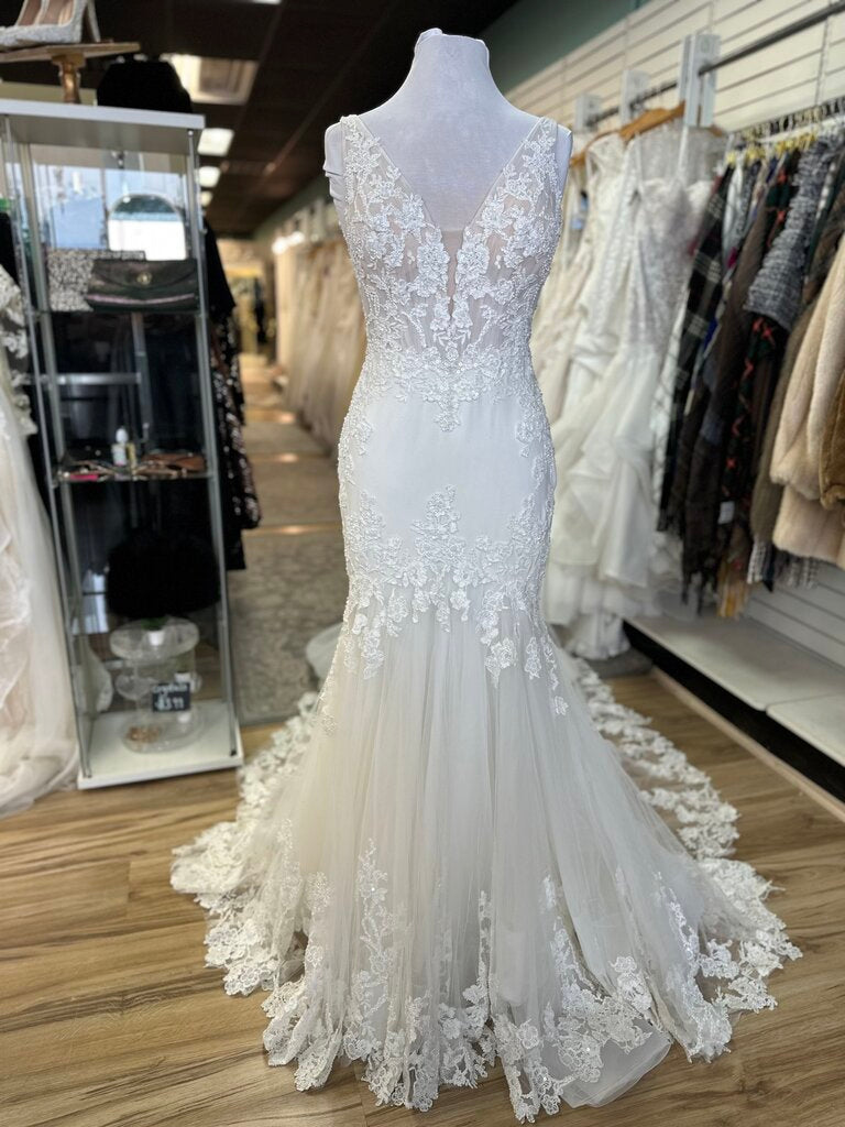 Allure Bridals Ivory Beaded Lace V Neck Fit and Flare Bridal Gown 6