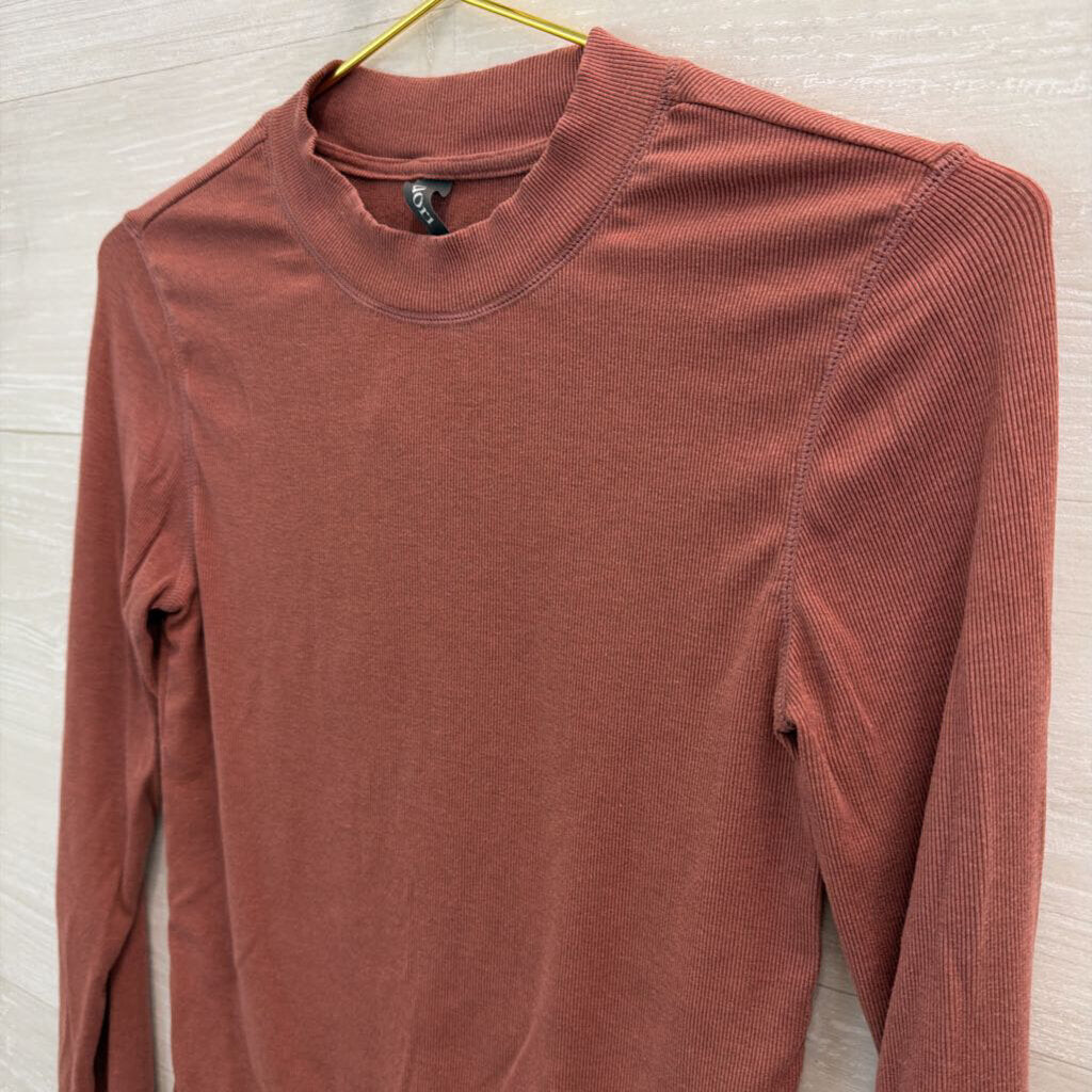 Vuori Mauve Pink Ribbed Mock Neck Cropped Long Sleeve Top Medium