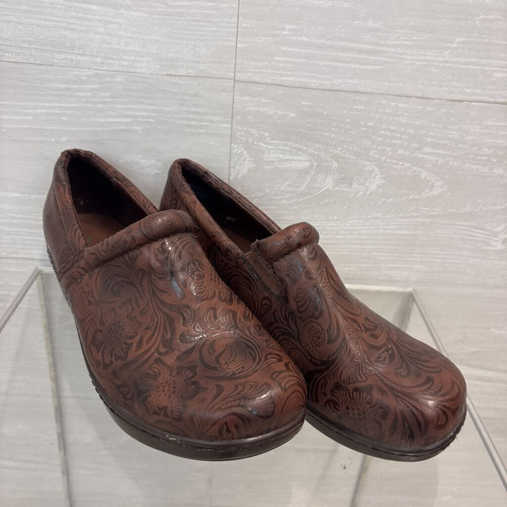 Yuu Bethanee Brown Embossed Comfort Clogs 10