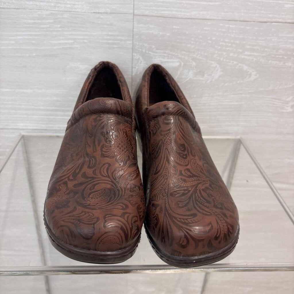 Yuu Bethanee Brown Embossed Comfort Clogs 10