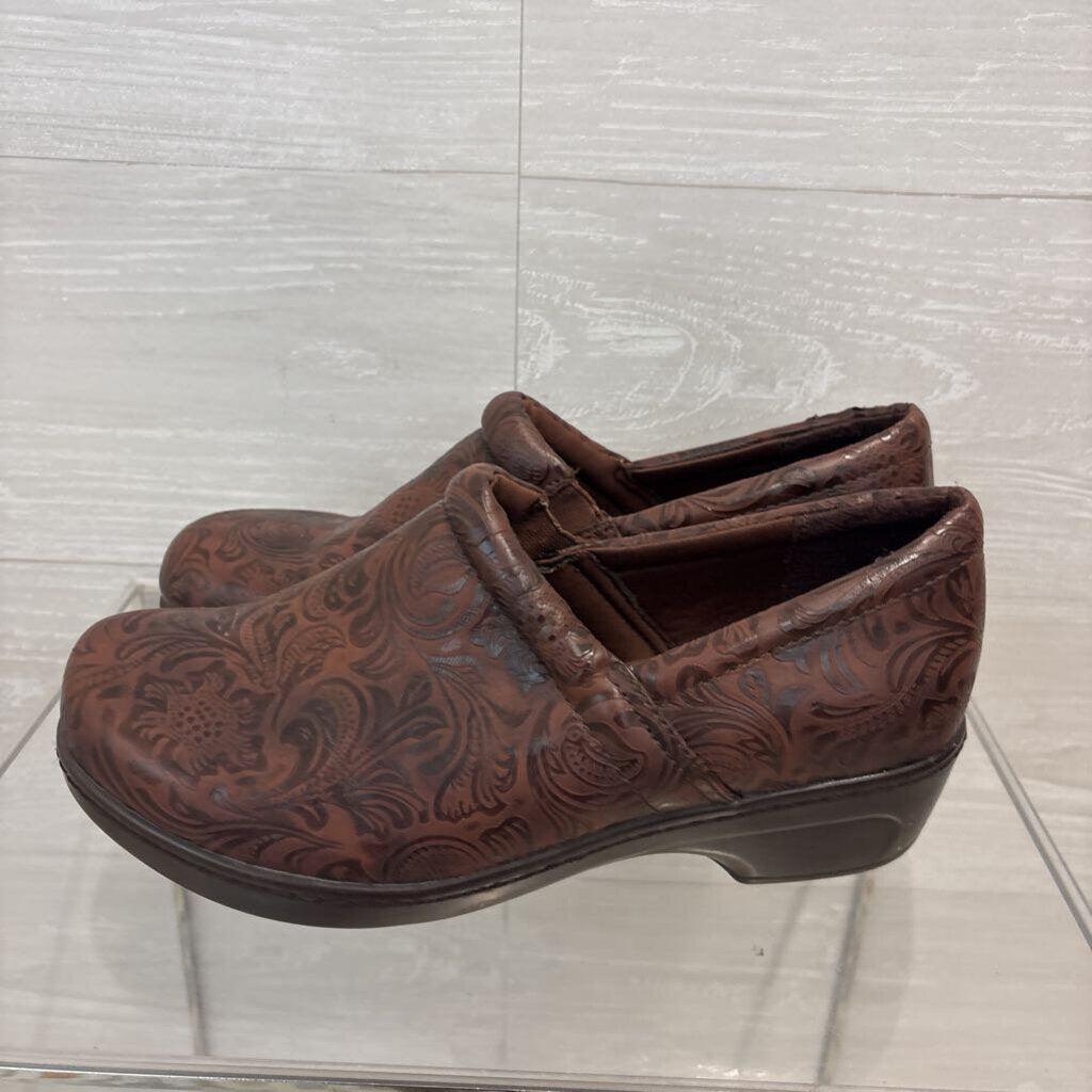 Yuu Bethanee Brown Embossed Comfort Clogs 10