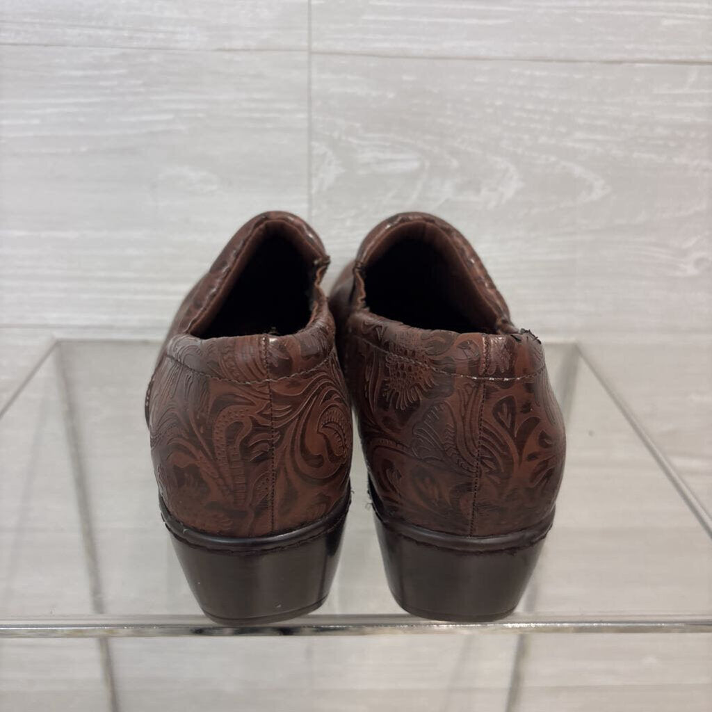 Yuu Bethanee Brown Embossed Comfort Clogs 10