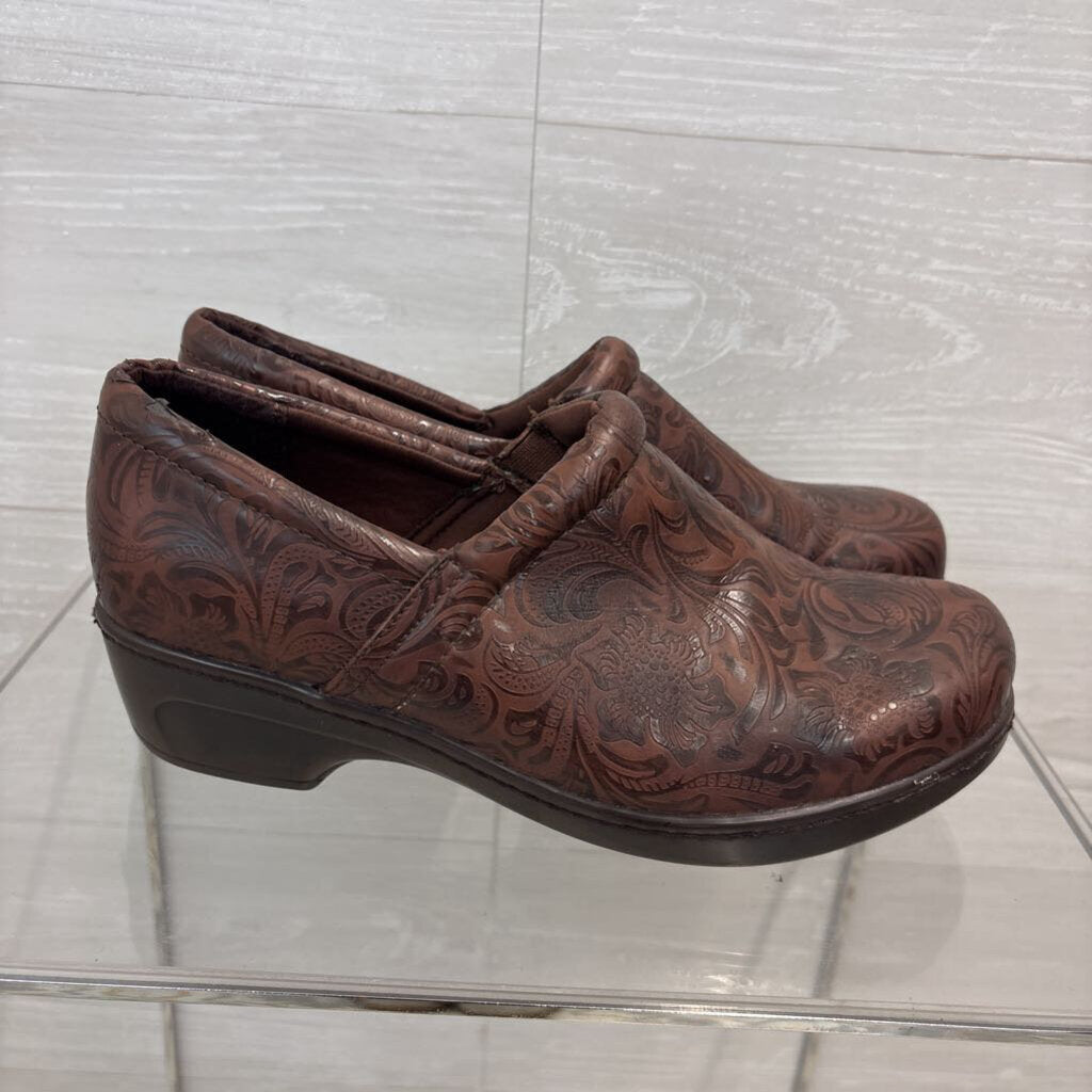 Yuu Bethanee Brown Embossed Comfort Clogs 10
