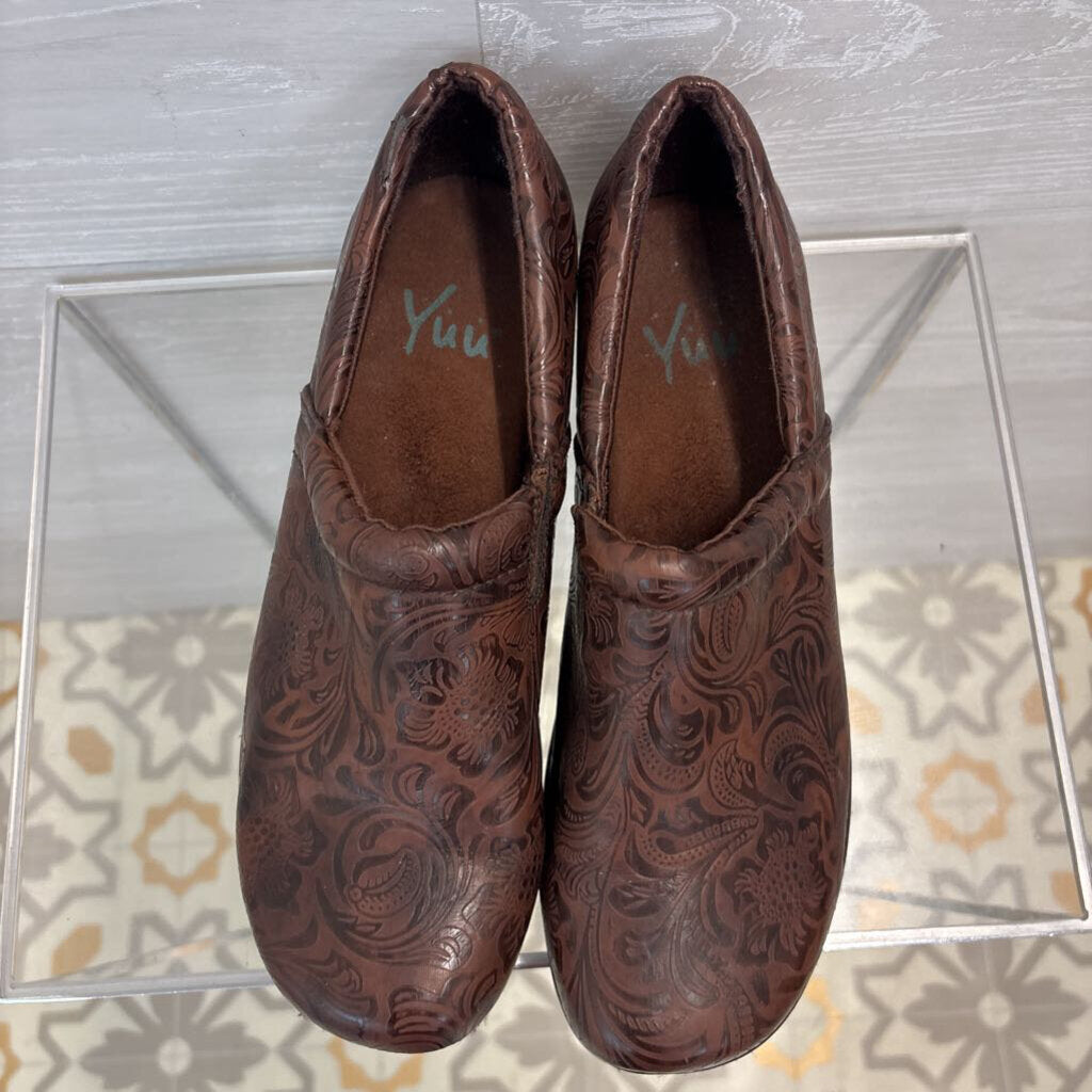 Yuu Bethanee Brown Embossed Comfort Clogs 10