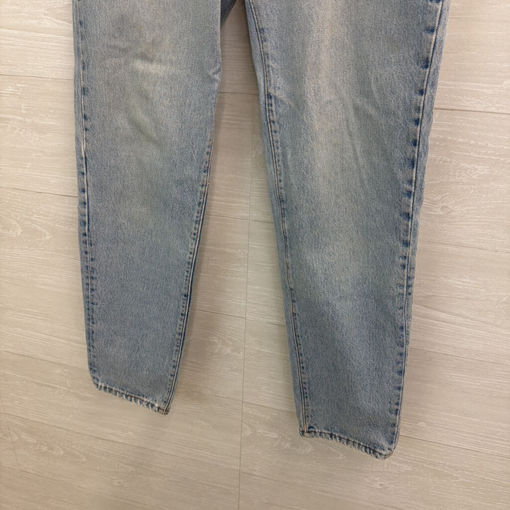 Levi Light Wash High Rise Mom Jeans 11