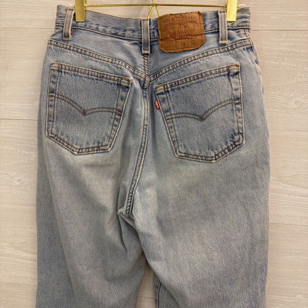 Levi Light Wash High Rise Mom Jeans 11