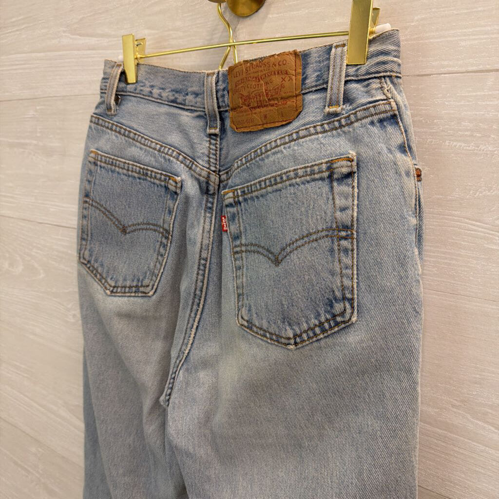 Levi Light Wash High Rise Mom Jeans 11