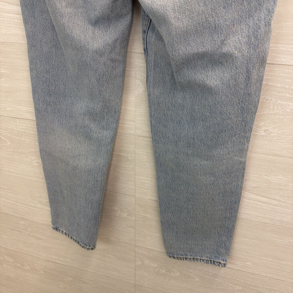 Levi Light Wash High Rise Mom Jeans 11