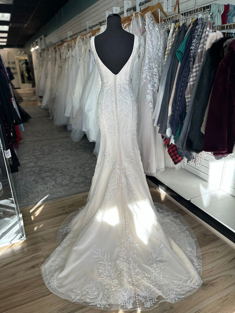 Justin Alexander Adore Ivory/ Peach V Neck Lace Bridal Gown 12