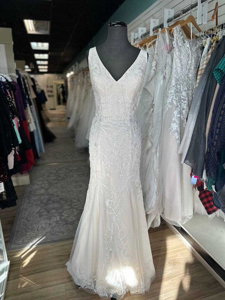 Justin Alexander Adore Ivory/ Peach V Neck Lace Bridal Gown 12