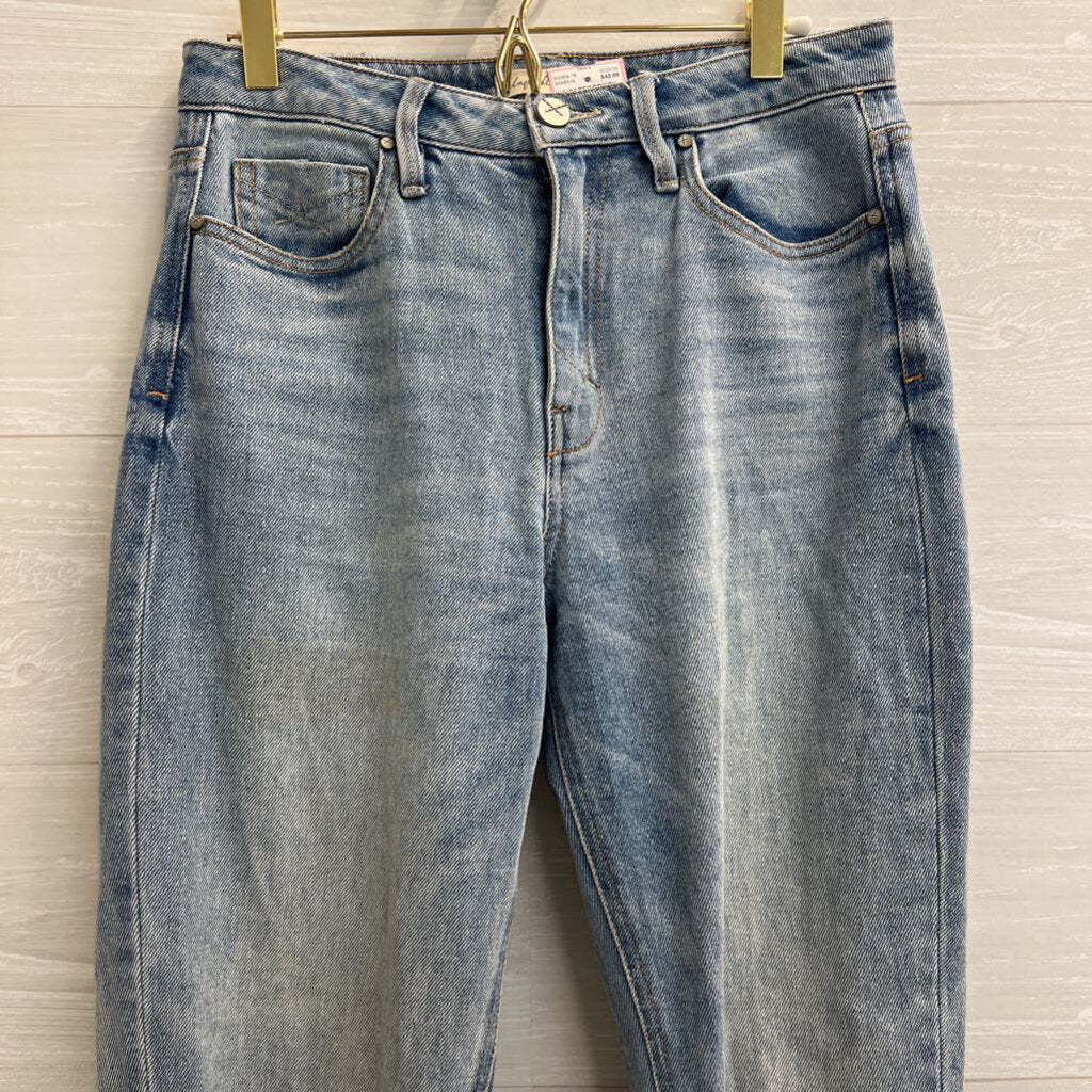 Unpublished Light Wash Distressed Jean 27