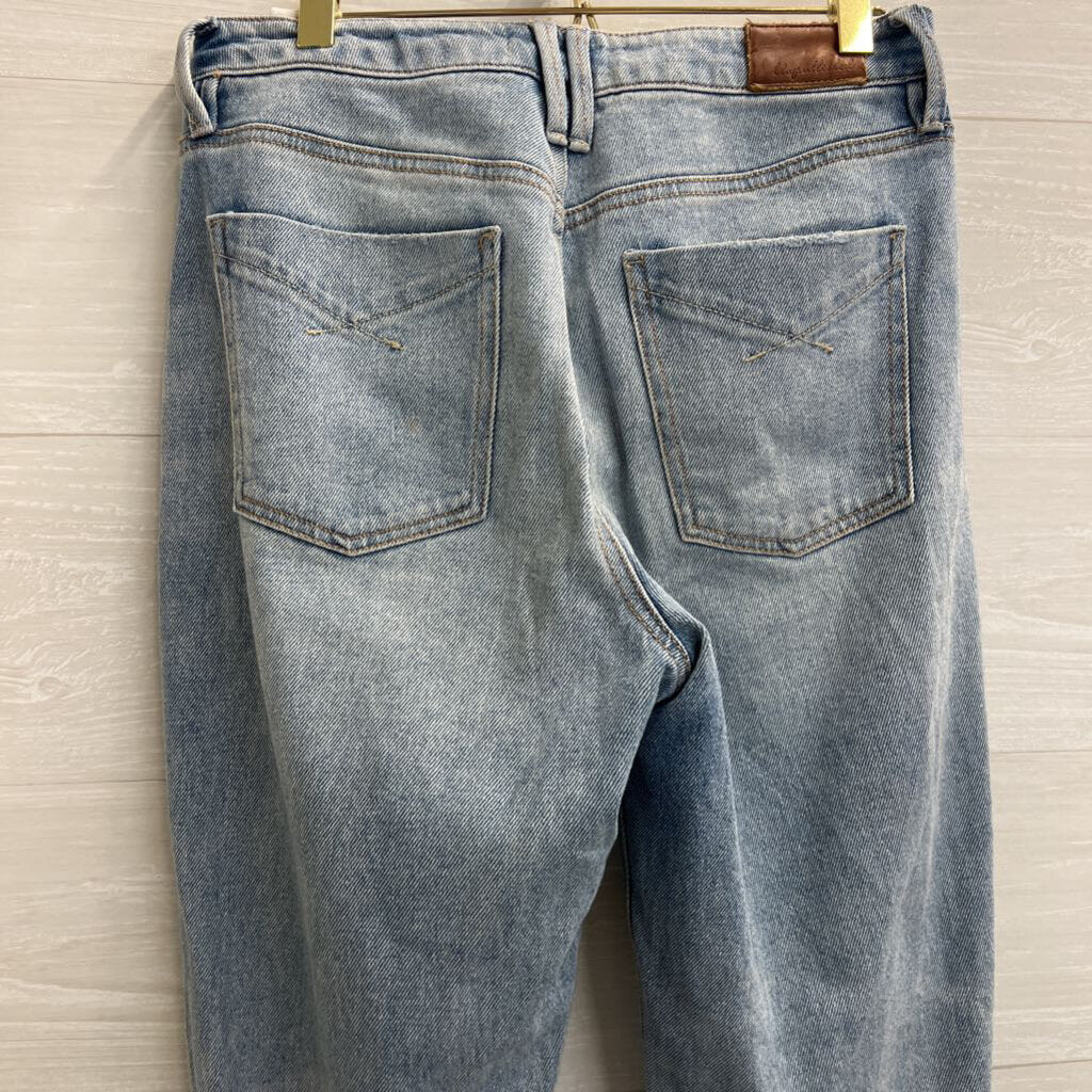 Unpublished Light Wash Distressed Jean 27