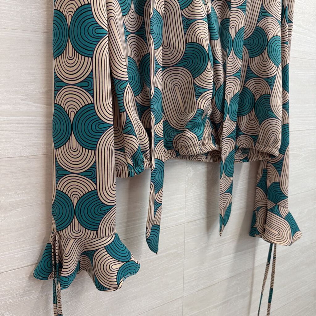 Milk and Honey Beige/ Blue Retro Print Long Sleeve Top Large