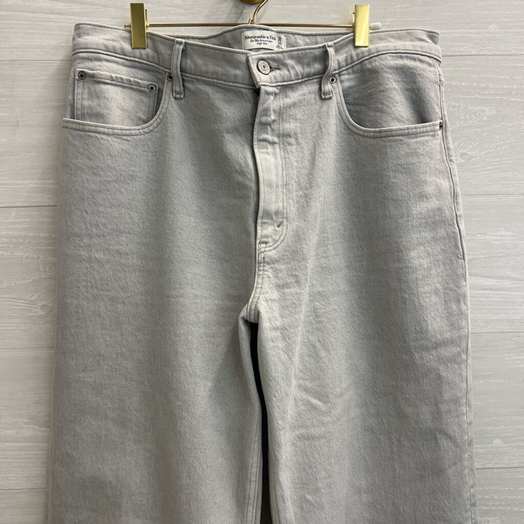 Abercrombie and Fitch Light Wash The 90s Relaxed High Rise Jeans 32