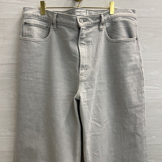 Abercrombie and Fitch Light Wash The 90s Relaxed High Rise Jeans 32