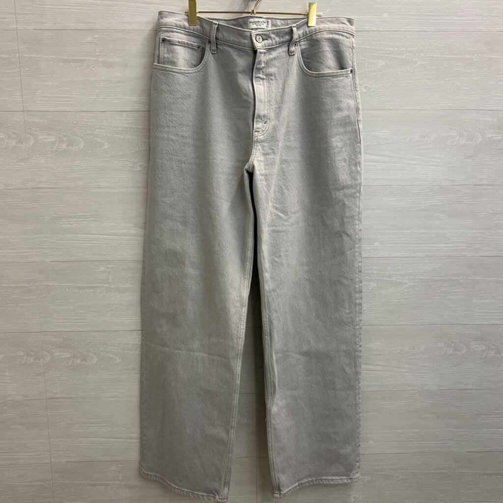 Abercrombie and Fitch Light Wash The 90s Relaxed High Rise Jeans 32
