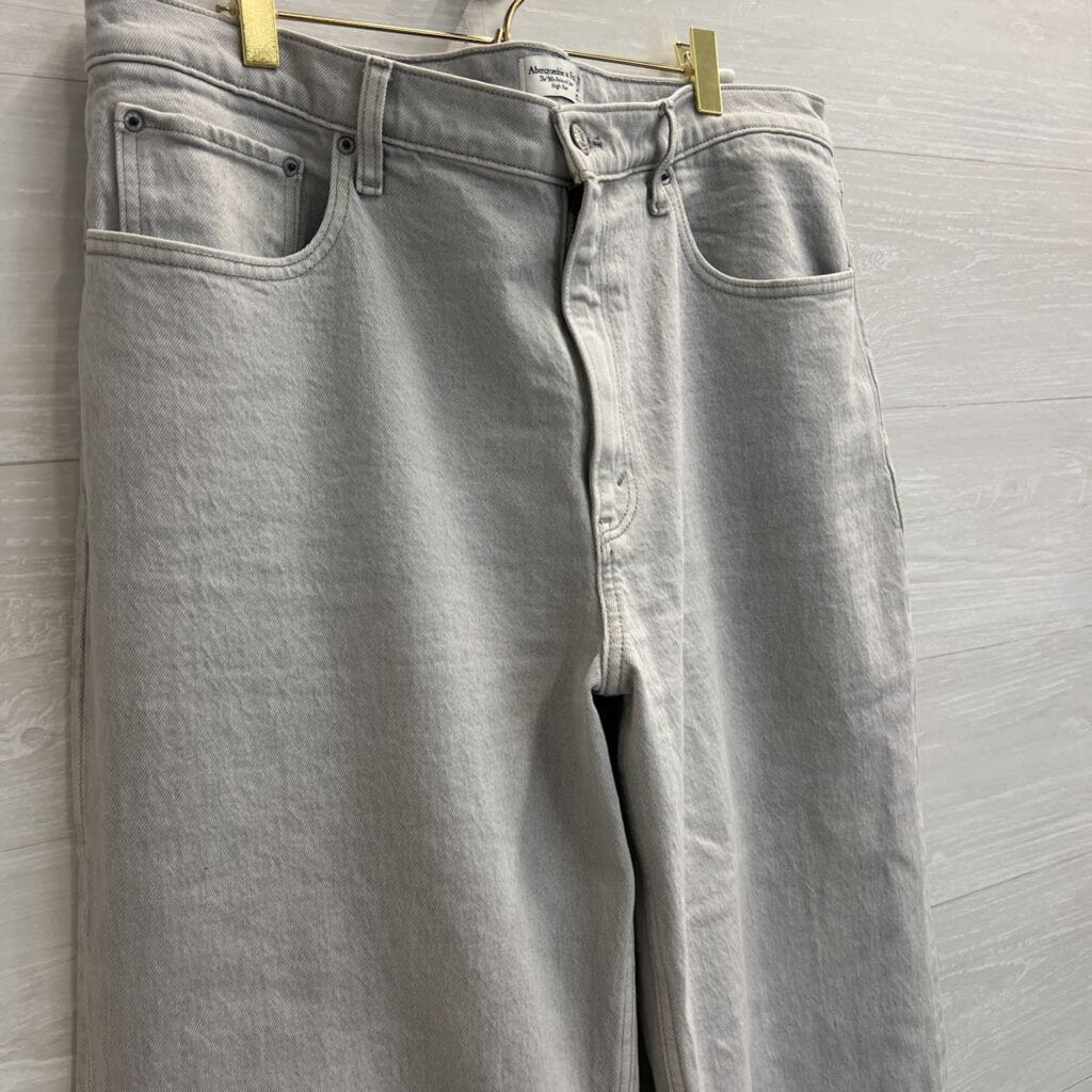 Abercrombie and Fitch Light Wash The 90s Relaxed High Rise Jeans 32