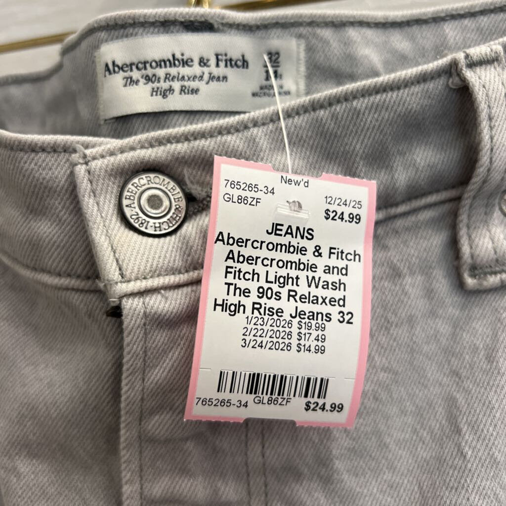 Abercrombie and Fitch Light Wash The 90s Relaxed High Rise Jeans 32