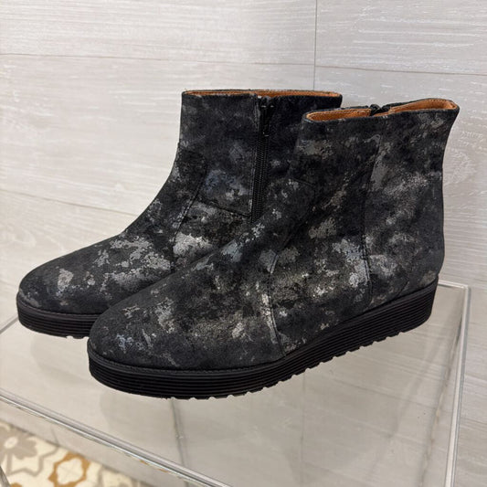 Eric Michael Black/ Silver Textured Print Booties 40