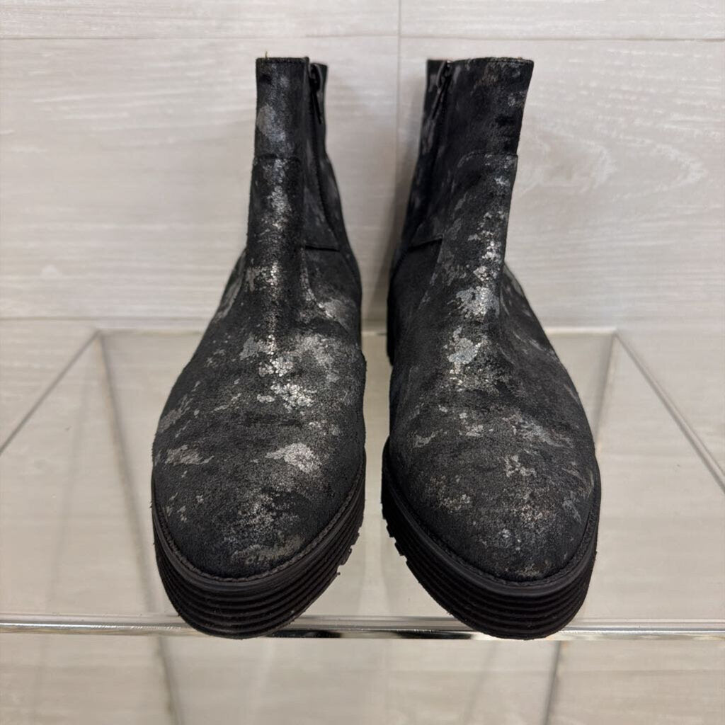 Eric Michael Black/ Silver Textured Print Booties 40