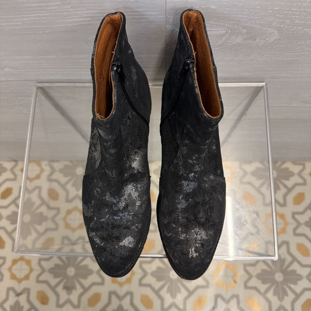 Eric Michael Black/ Silver Textured Print Booties 40