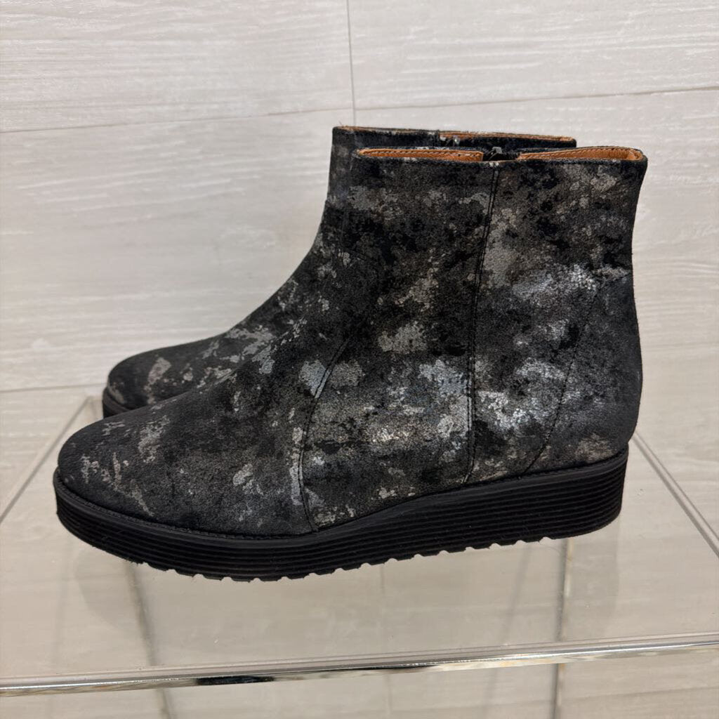 Eric Michael Black/ Silver Textured Print Booties 40