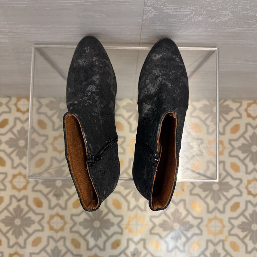 Eric Michael Black/ Silver Textured Print Booties 40