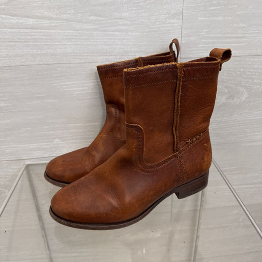 Frye Cara Short Oiled Leather Pull-On Boots 6