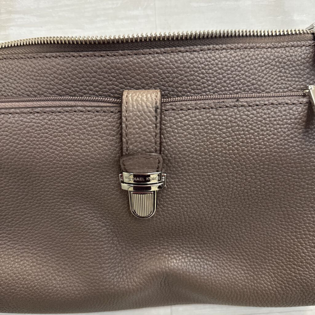 Michael Kors Grey Pebbled Leather Mercer Large Snap Pocket Crossbody Purse