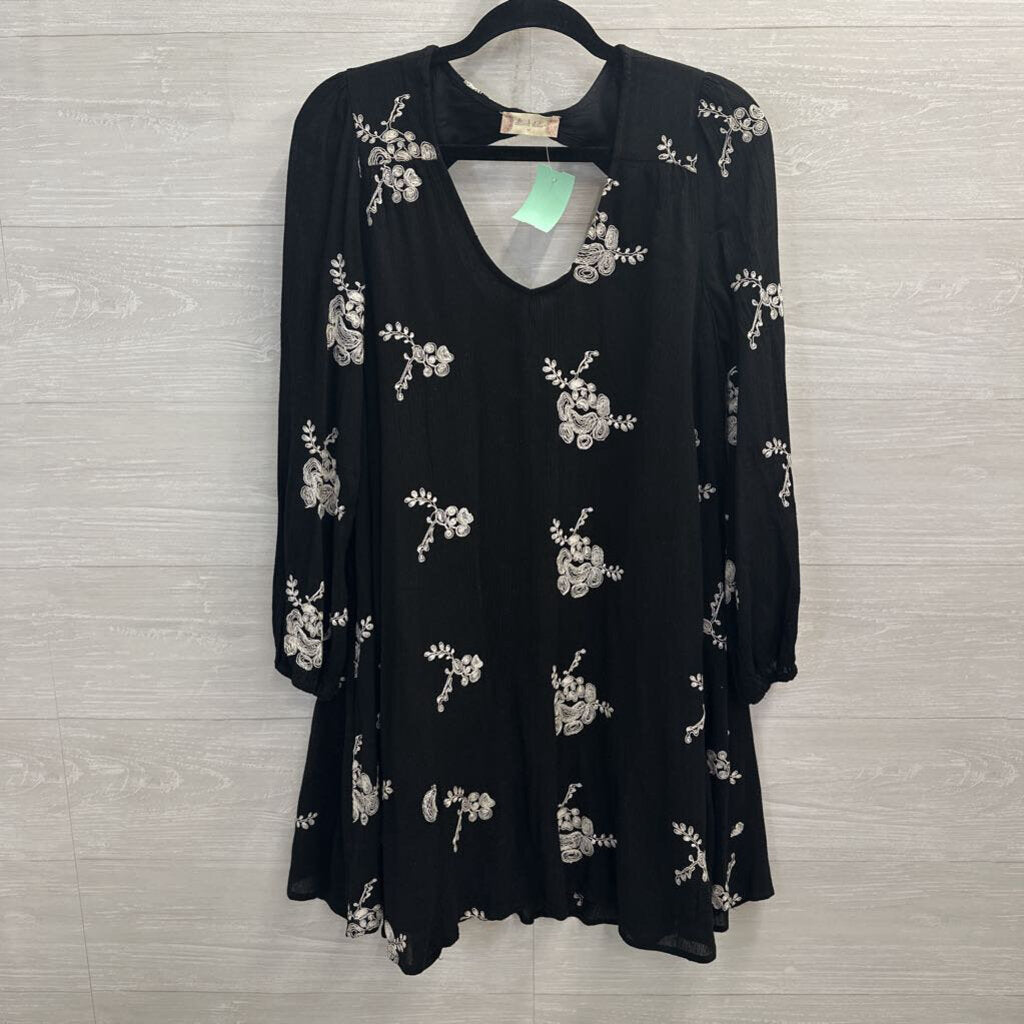 Altar'd State Black/ White Embroidered Long Sleeve Dress Medium