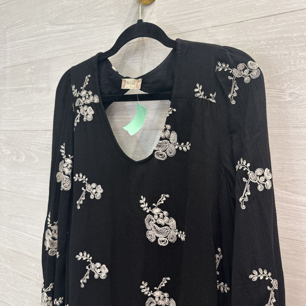 Altar'd State Black/ White Embroidered Long Sleeve Dress Medium