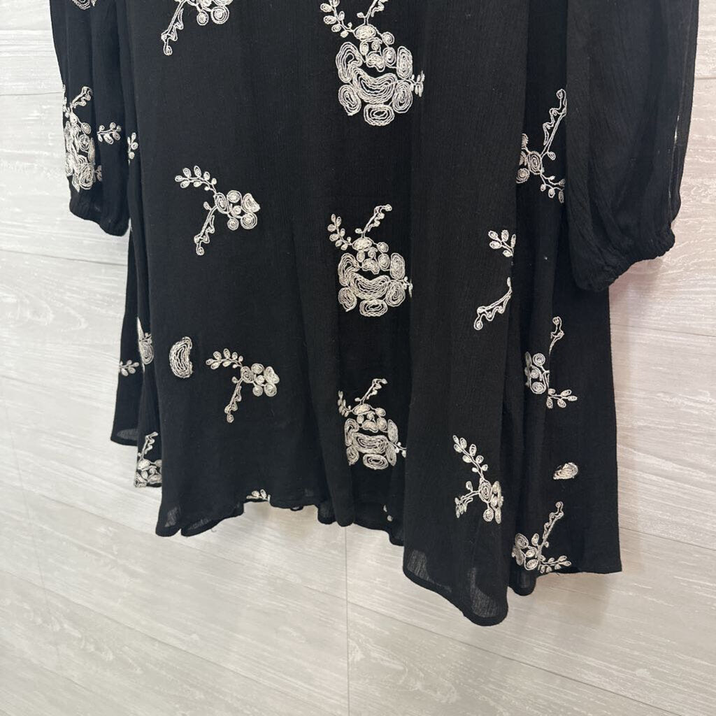 Altar'd State Black/ White Embroidered Long Sleeve Dress Medium