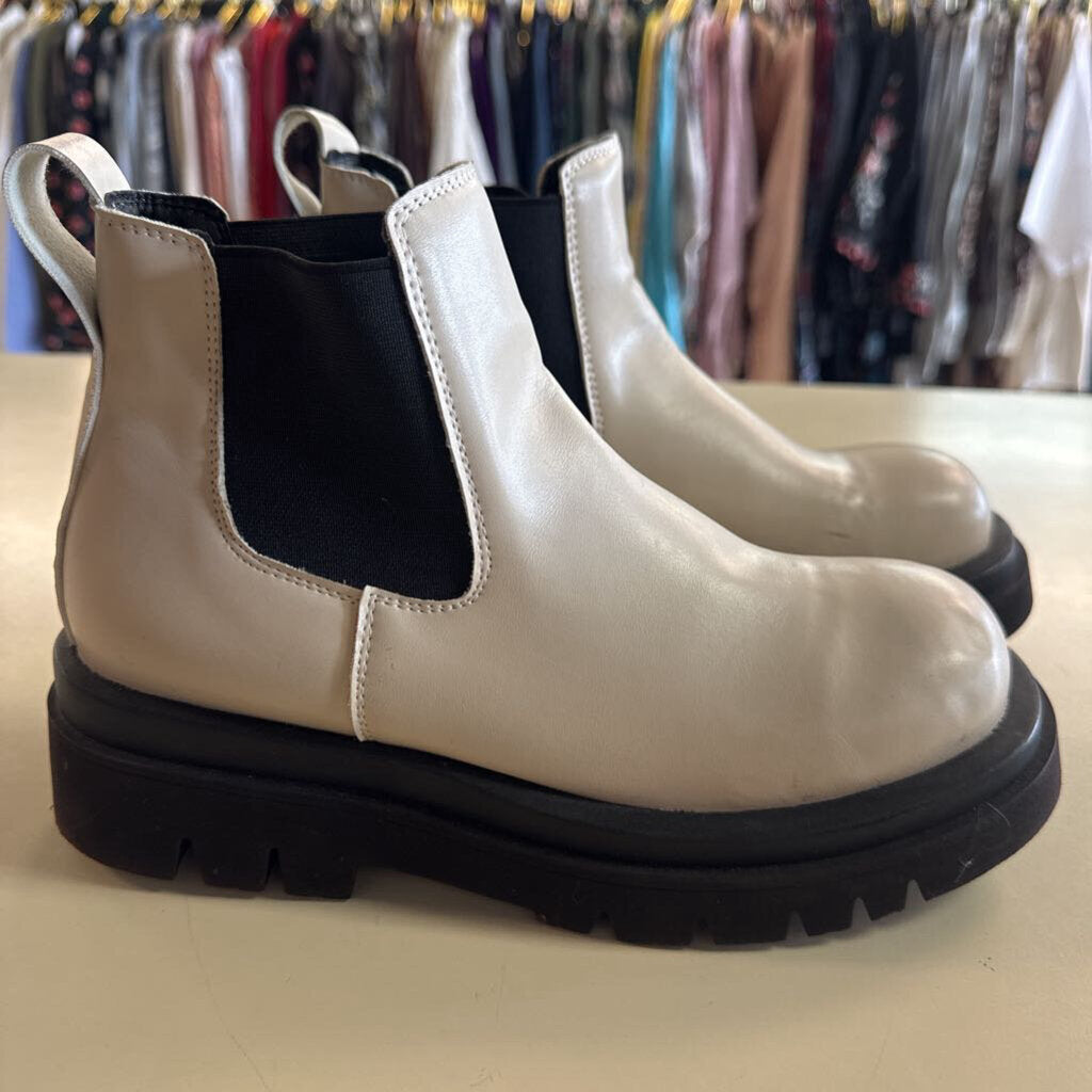 Cream/ Black Lug Sole Ankle Chelsea Boots 39