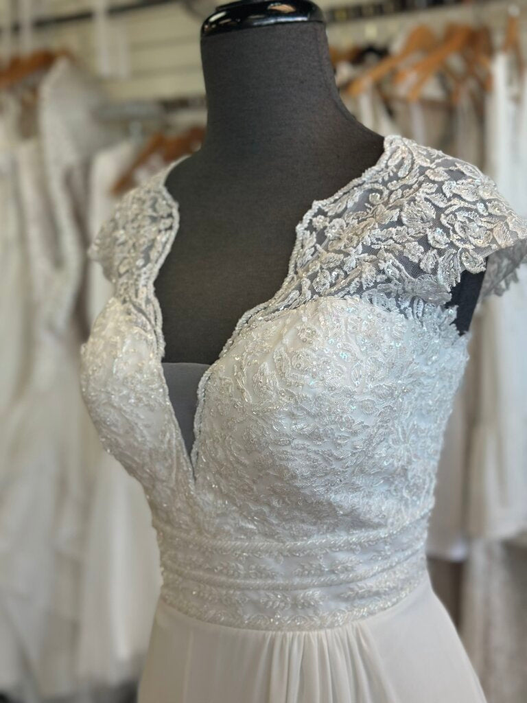Jessica McClintock Beaded Lace Wedding Dress 14
