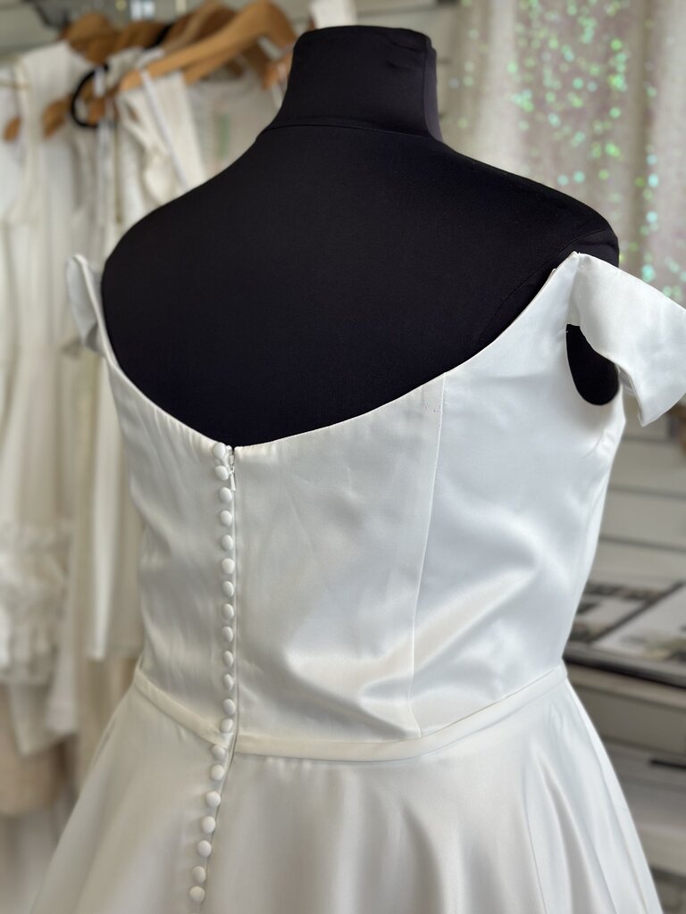 Jessica McClintock Simple Satin Wedding Dress 26