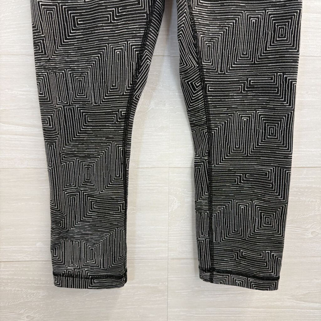 Lululemon Black/ White Print Cropped Leggings 6