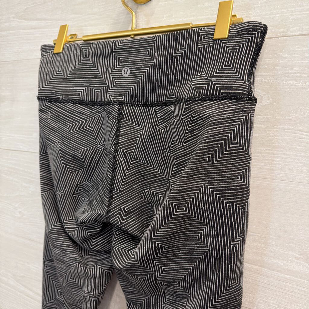 Lululemon Black/ White Print Cropped Leggings 6