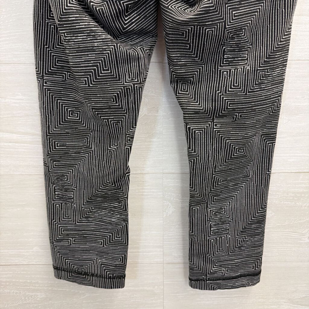 Lululemon Black/ White Print Cropped Leggings 6