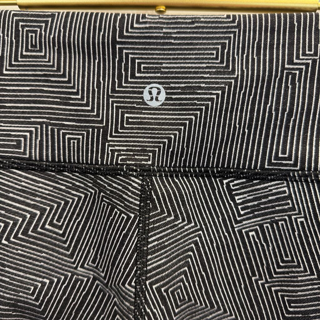 Lululemon Black/ White Print Cropped Leggings 6