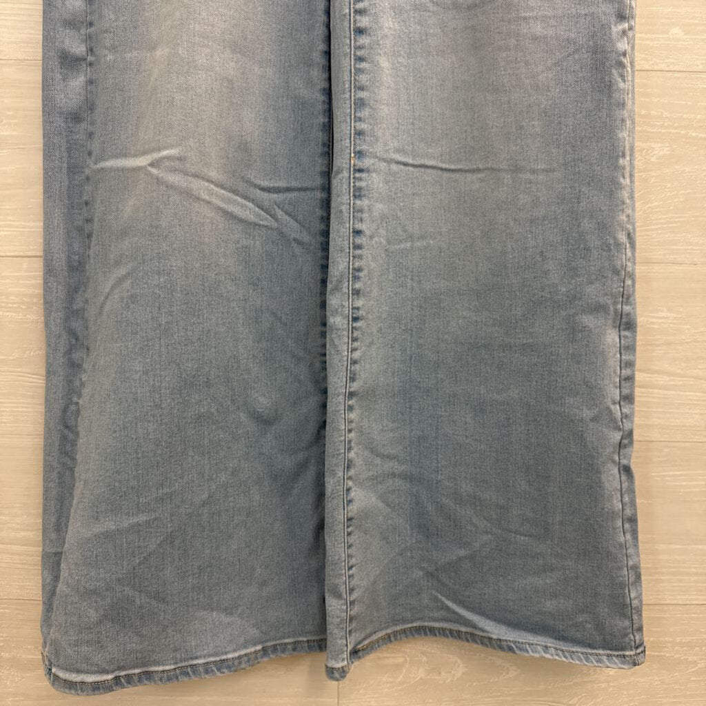 Levi Light Wash 318 Shaping Wide Leg Jeans 31