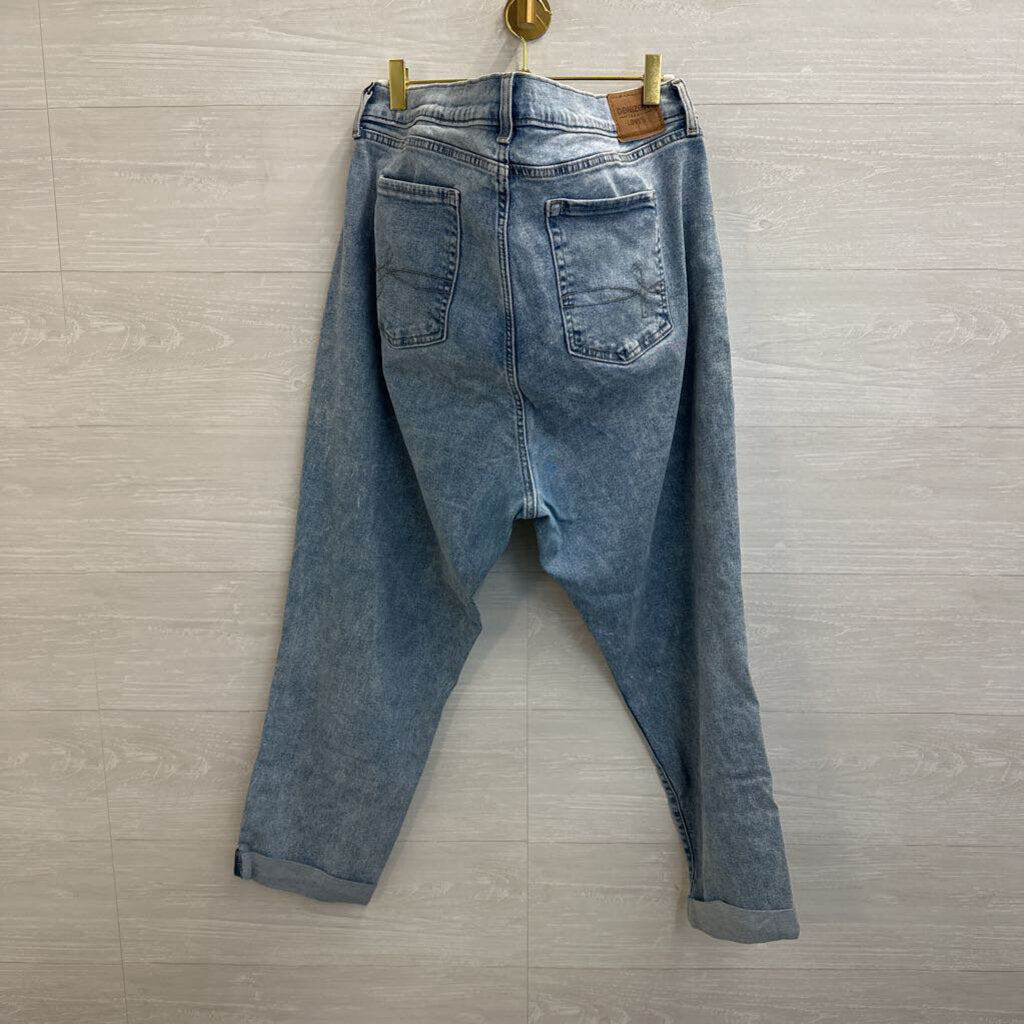 Denizen From Levi Light Wash Boyfriend Jeans 34