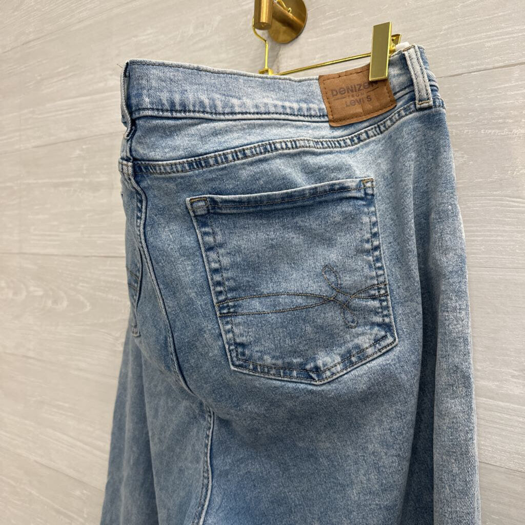 Denizen From Levi Light Wash Boyfriend Jeans 34