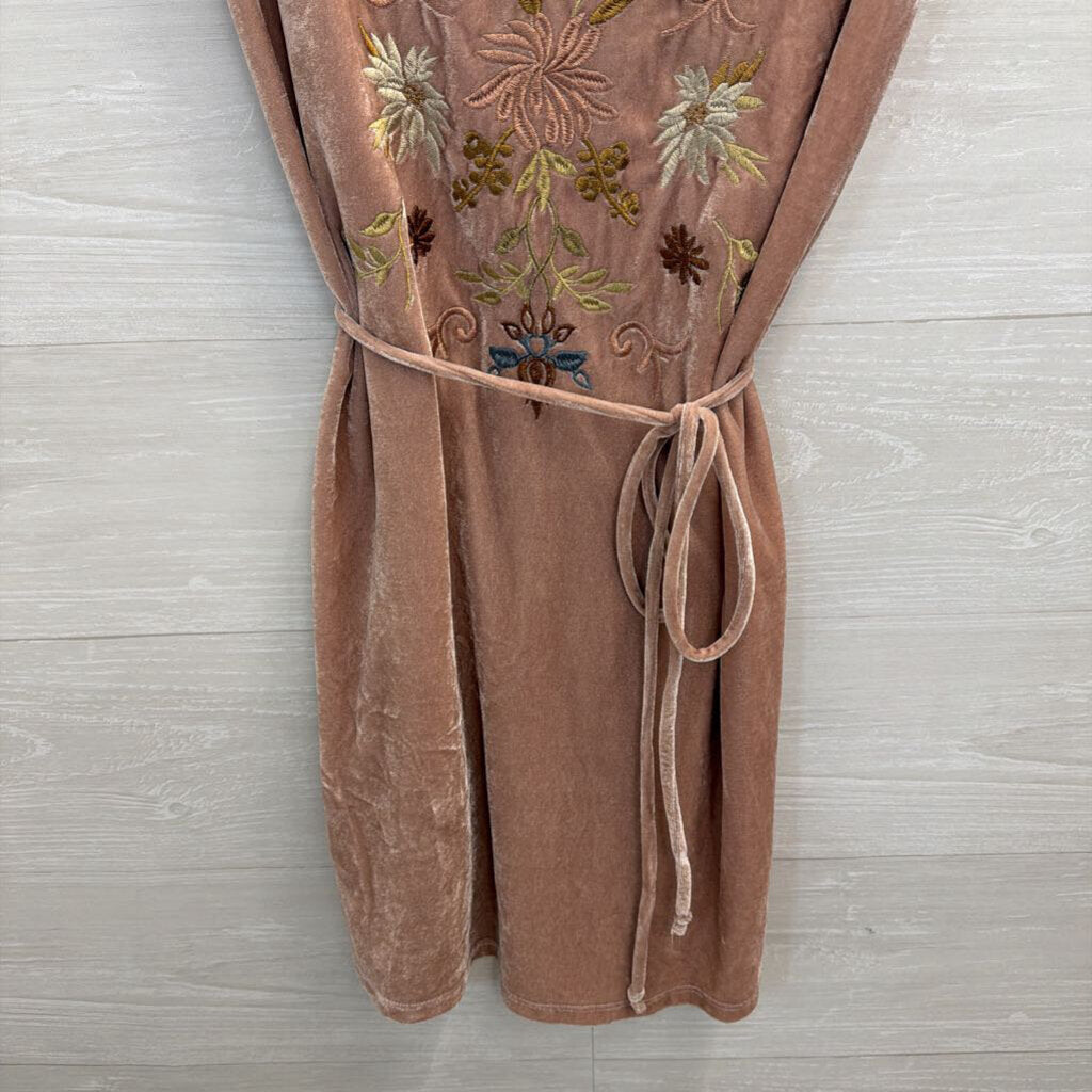 Mystree Pink Velvet Embroidered Flower Short Sleeve Dress Medium