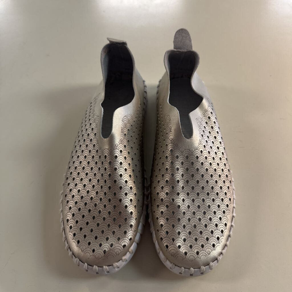 Ilse Jacobsen Metallic Platinum Perforated Tulip Slip On Sneakers 39