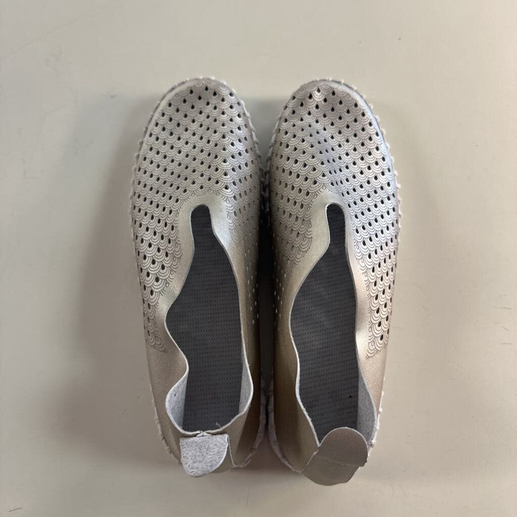 Ilse Jacobsen Metallic Platinum Perforated Tulip Slip On Sneakers 39